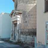 Le colonne sorreggono un timpano a sua volta sormontato da un oculo che serviva a illuminare l�intera chiesa